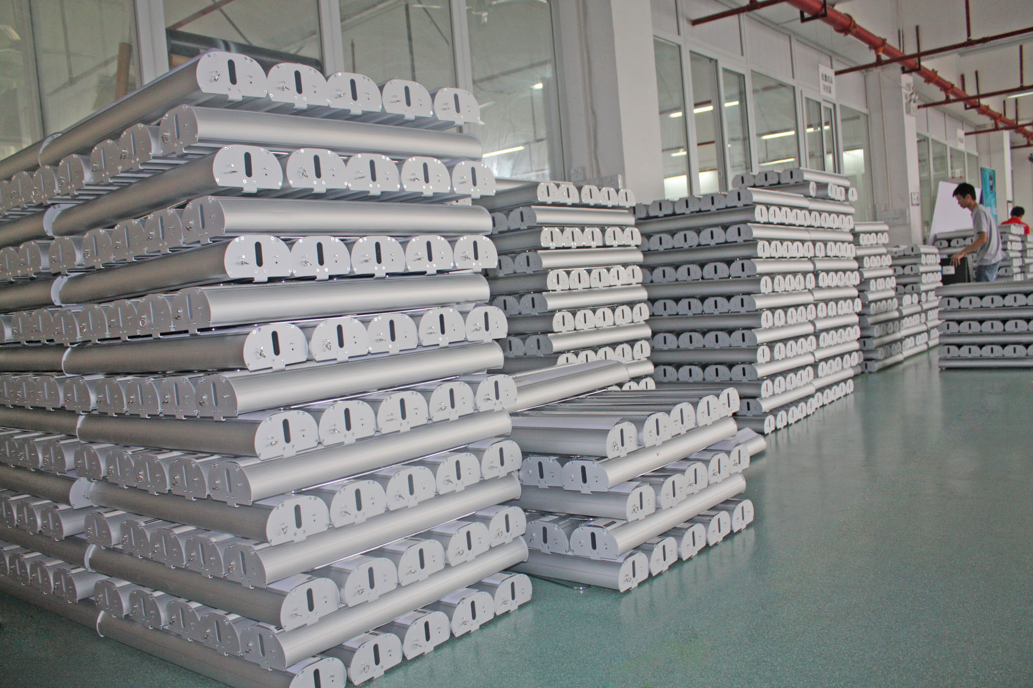 馬來西亞客戶兩個柜的吸塑促銷臺和全鋁易拉寶順利出貨。